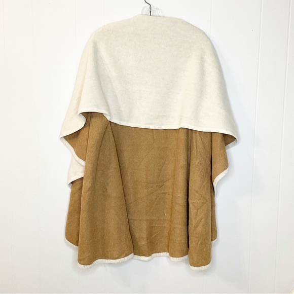 Coco + Carmen One Size Oversizeed Poncho Throw Sweater Tan & Camel Tan New - Picture 3 of 3